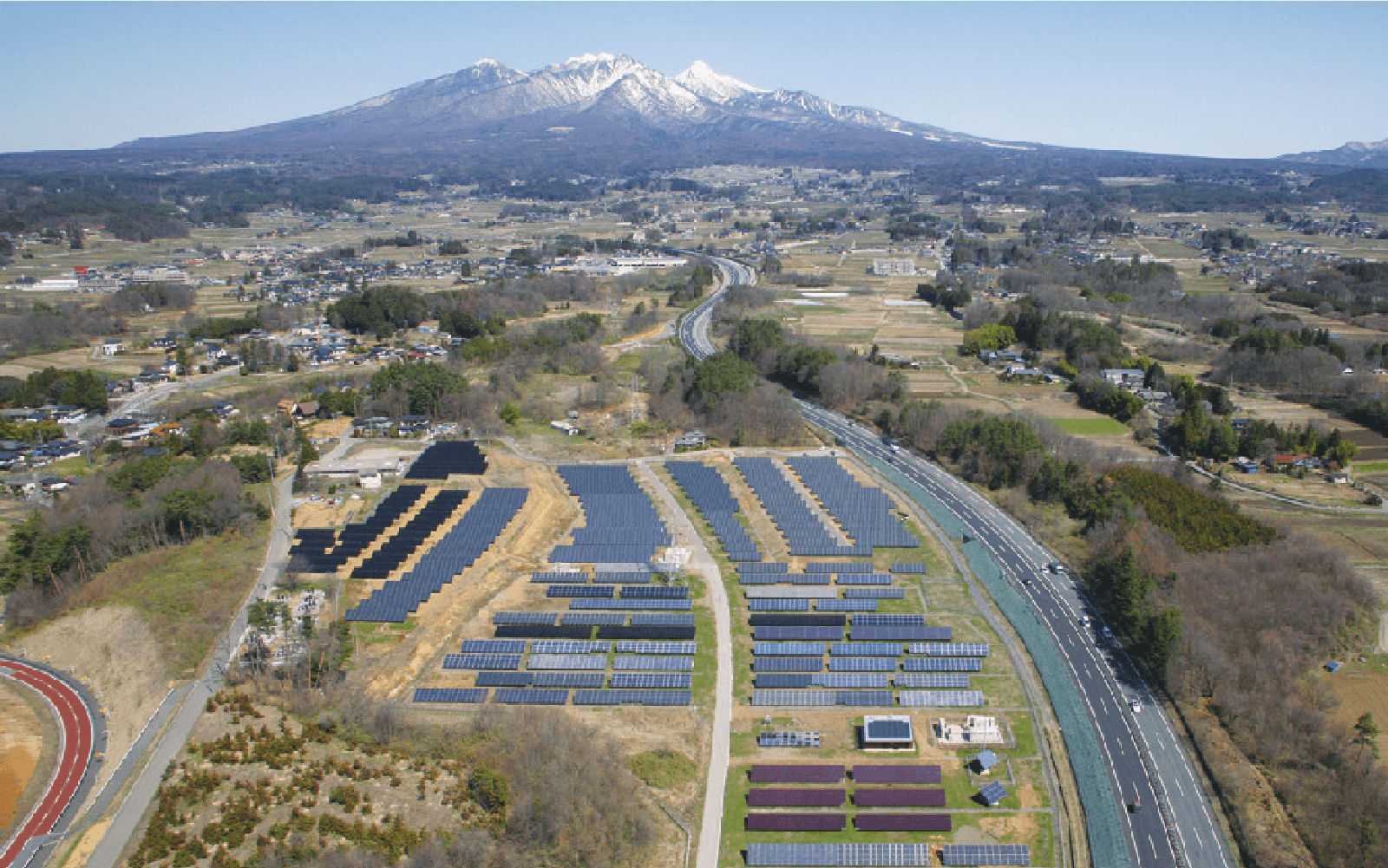 NTTグループと北杜市が共同で運用する大規模太陽光発電実証研究システム。大規模太陽光発電の将来を左右する重要な国家プロジェクトに位置づけられた
