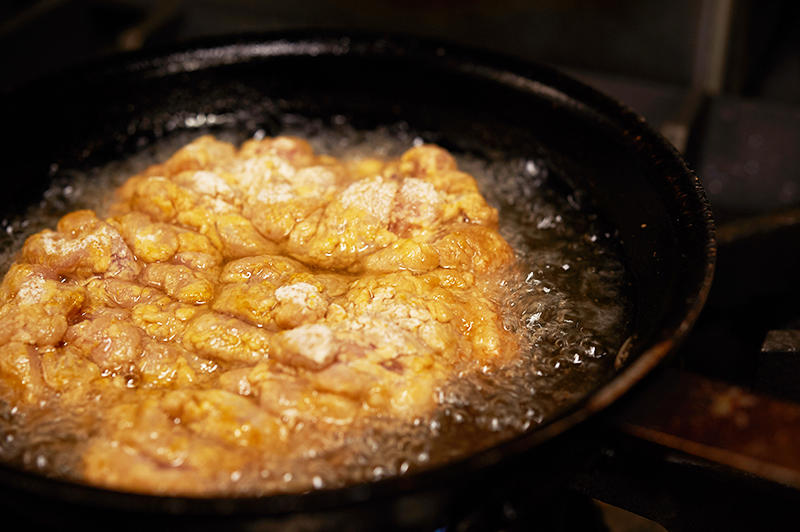 フライパンを中火にかける。油が温まり、鶏モモ肉の側面全体から出る気泡が強くなったら弱火にしてそのまま5分放置。