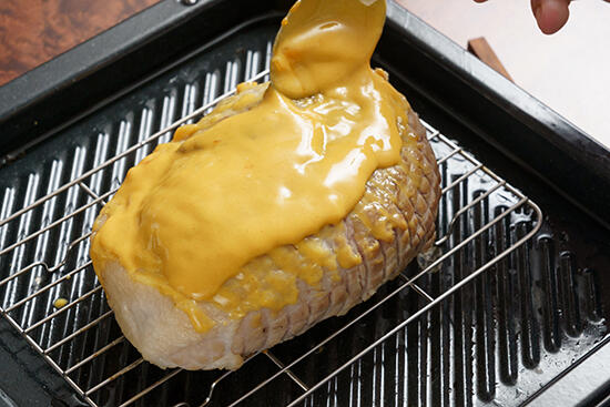 4. マスタードと卵黄を混ぜ、肉の表面に塗り、パン粉をまぶす。