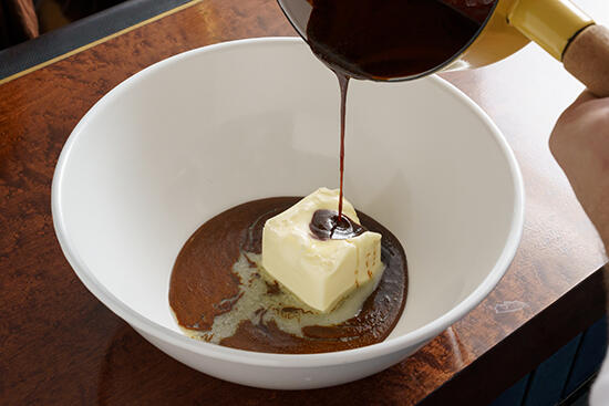 2. バターをボウルに入れ、その上に温めたシロップを流し入れ、バターを溶かす。