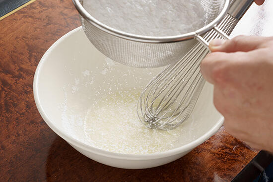 1. 卵白とレモン汁を混ぜ、そこに粉糖をふるいながら入れ、ちょうどよい固さになるまで混ぜてアイシングを作る。