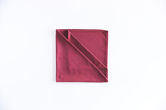 上から2番目の布を、2の折り目より3センチほどあけて内側に折り込む。布の端は、2で折った布の下に入れ込む。