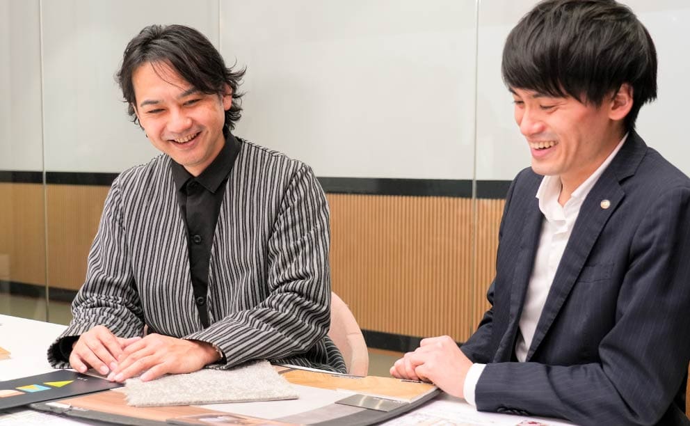 インタビュー中の坂本さんと西出さんの写真